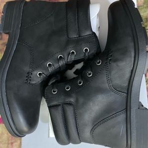 Hello, it is a brand new ugg shoes for women size 7,